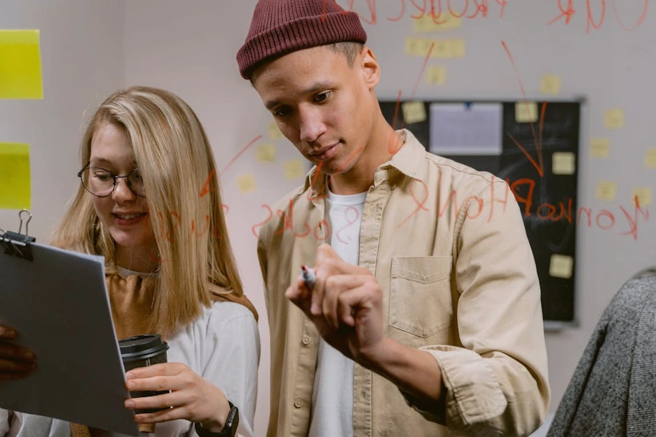 Zespół Scalable Systems Group podczas warsztatów strategicznych w nowoczesnym biurze